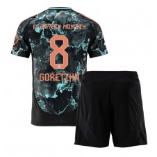 Bayern Munich Leon Goretzka #8 Bortedraktsett Barn 2024-25 Kortermet (+ korte bukser)